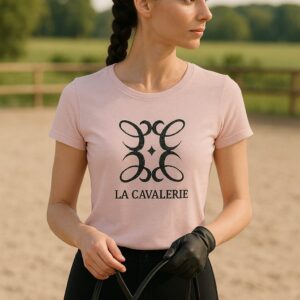 t-shirt femme rose poudré, t-shirt logo paillettes, t-shirt équitation chic, vêtement cavalière élégant, t-shirt La Cavalerie, mode équestre féminine, t-shirt coton rose