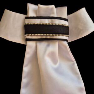 Lavallière d’équitation en satin haute qualité, décorée d’un bandeau raffiné et du logo La Cavalerie.